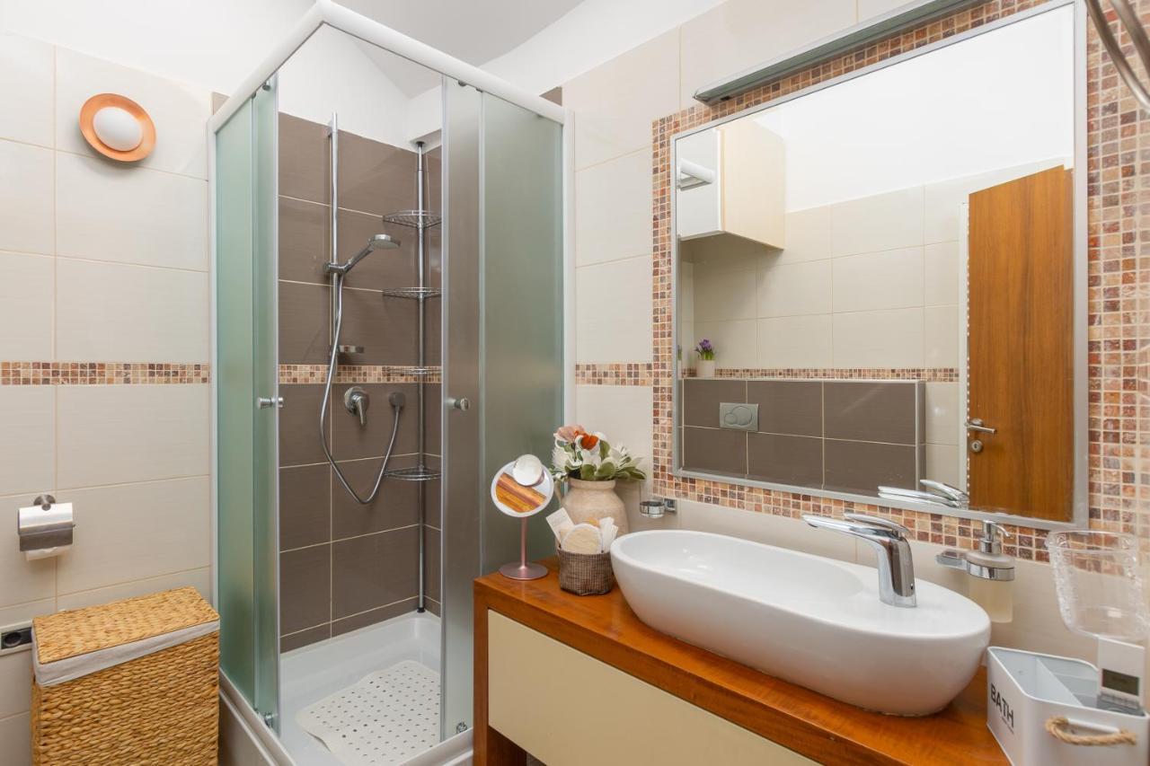Exclusive Seafront Bacchus Apartment Porec Bagian luar foto